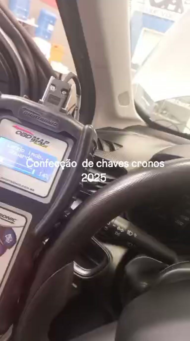 Equipamento de diagnóstico conectado ao veículo durante a confecção de chave